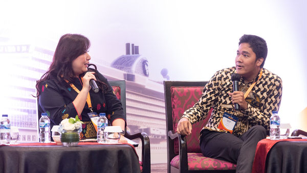 ASTINDO’s Pauline Suharno speaking with NoLimit’s Aqsath Rasyid during the social media coffee chat at CruiseWorld Indonesia.
