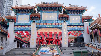 Make the most of a long layover with free guided Hong Kong tours.