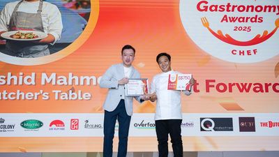 Terence Lim Wee Teck, vice president – sales, StarDream Cruises (left), presenting the award to winners of the HalalTrip Gastronomy Award.