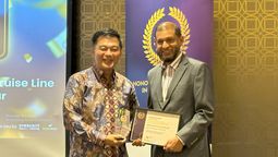 Michael Goh, president of Resorts World Cruises, receives the Muslim-friendly Cruise Line of the Year award from Fazal Bahardeen, founder & CEO, CrescentRating.