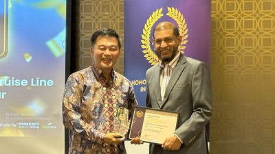 Michael Goh, president of Resorts World Cruises, receives the Muslim-friendly Cruise Line of the Year award from Fazal Bahardeen, founder & CEO, CrescentRating.