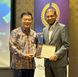 Michael Goh, president of Resorts World Cruises, receives the Muslim-friendly Cruise Line of the Year award from Fazal Bahardeen, founder & CEO, CrescentRating.