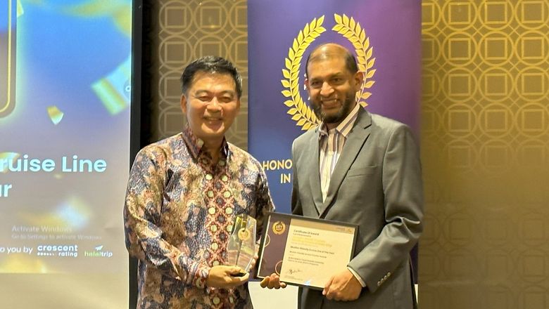 Michael Goh, president of Resorts World Cruises, receives the Muslim-friendly Cruise Line of the Year award from Fazal Bahardeen, founder & CEO, CrescentRating.