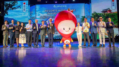 Resorts World Cruises’ management, including Michael Goh, Victoria Hsu, and Johan Bohman, celebrated the Resorts World One's maiden voyage from Keelung with Administration of the Taiwan International Ports Corporation’s Lu Zhan You.