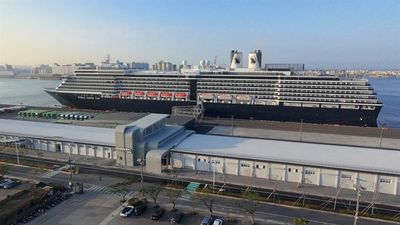 Cruise passengers may easily walk from Penglai International Cruise Terminal to nearby attractions such as the Pier-2 Art District and Kaohsiung Port Warehouse No. 2 complex.