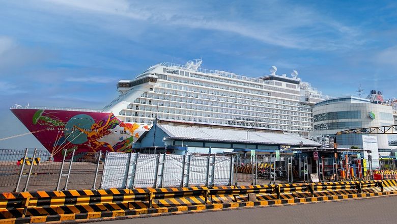 Resorts World Cruises celebrates its first arrival at the Gapura Surya Nusantara Cruise Terminal in Surabaya.