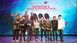 Resorts World Cruises’ Sayang Lokal Launch: Alif Satar & The Locos, together with Captain Jukka of Genting Dream (third from Left), Resorts World Cruises’ Cynthia Lee, Resorts World Cruises (fourth from Left), and Warner Music Malaysia’s Carter Ng (first from right).