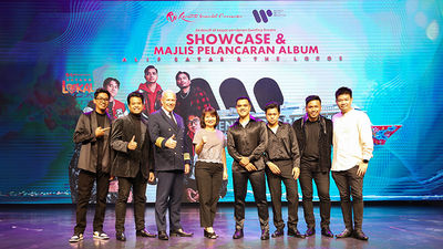 Resorts World Cruises’ Sayang Lokal Launch: Alif Satar & The Locos, together with Captain Jukka of Genting Dream (third from Left), Resorts World Cruises’ Cynthia Lee, Resorts World Cruises (fourth from Left), and Warner Music Malaysia’s Carter Ng (first from right).
