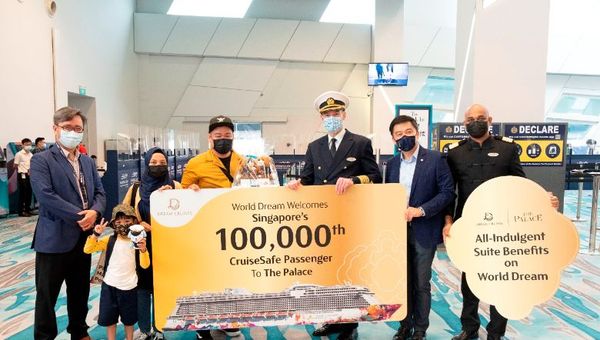 Lionel Wong, CEO of SATS-Creuers Cruise Services (far left) with winner Amin Abdul Rahim (centre) and Michael Goh, President of Dream Cruises (second from right).