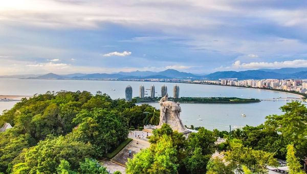 Guests can explore Sanya's pristine beaches, water parks, nature parks, seafood cuisine, and duty-free shopping. Guests can explore Sanya's pristine beaches, water parks, nature parks, seafood cuisine, and duty-free shopping.