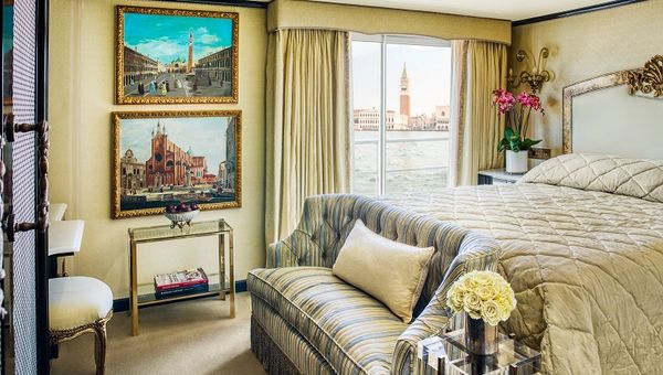A classic suite experience with fine Fortuny fabrics and decor that pays tribute to Venetian aesthetics.