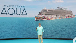 Norwegian Aqua’s godfather, Eric Stonestreet, the two-time Emmy Award winning actor, officially names Norwegian Aqua in a celebratory event in Miami.