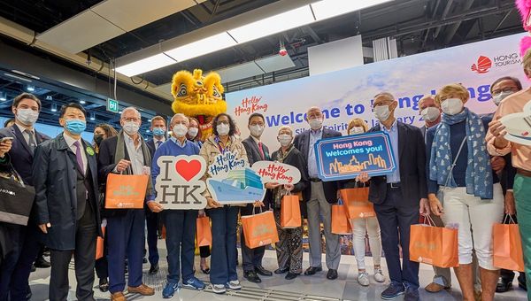 The Culture, Sports and Tourism Bureau, the Tourism Commission and HKTB handed out souvenir goodie bags to arriving passengers at a welcoming ceremony held at Ocean Terminal, Tsim Sha Tsui. The Culture, Sports and Tourism Bureau, the Tourism Commission and HKTB handed out souvenir goodie bags to arriving passengers at a welcoming ceremony held at Ocean Terminal, Tsim Sha Tsui.
