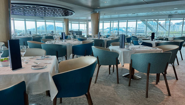 La Veranda offers buffet breakfast and lunch with à la carte options inspired by regional flavours, transforming into a reservation-only dining venue with ocean views in the evening.