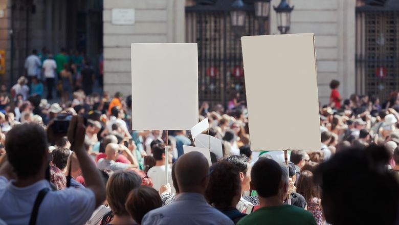 The protesters chanted "tourists, go home" and obstructed access to hotels and restaurant terraces.