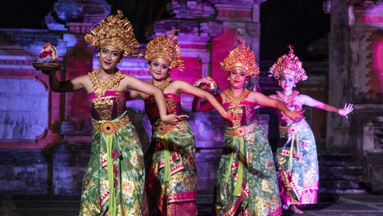 Who wouldn’t be happy watching these Balinese dancers?