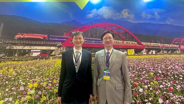 Dr. Tung Chen-Yuan and Paul Shih of Taiwan Tourism Administration Singapore Office.
