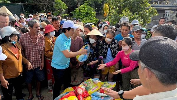 Anam Group’s founder and chairman Pham Van Hien distributing relief packages with his team.