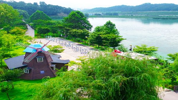 The Jungdae Mulbit Park.