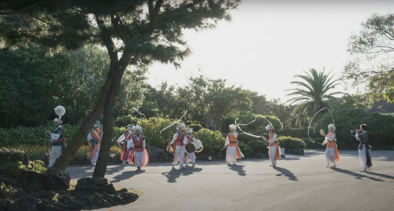 Jeju Convention and Visitors Bureau treated online viewers with a brief history of Jeju Folk Village, alongside views of traditional houses and cultural performances.