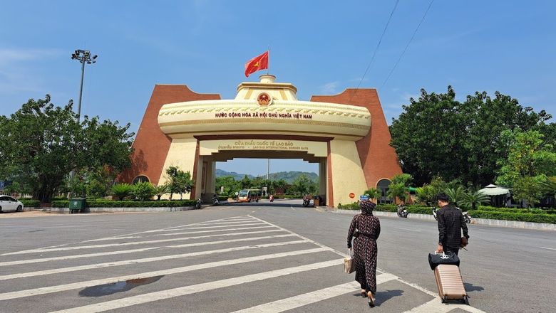 Visa seekers heading for the Vietnamese border post at Lao Bao.