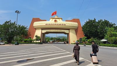 Visa seekers heading for the Vietnamese border post at Lao Bao.