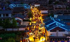A long-table dinner in Lijiang reflects the appeal of scenic settings and shared experiences as China’s travel demand moves beyond the gateway cities.