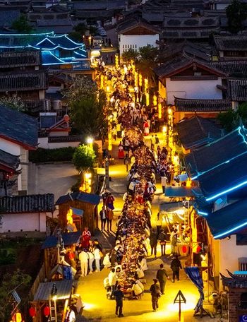 A long-table dinner in Lijiang reflects the appeal of scenic settings and shared experiences as China’s travel demand moves beyond the gateway cities.