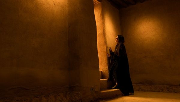 At-Turaif’s mud-brick architecture, palm-lined paths and golden-hued alleys offer stunning, timeless backdrops where every corner feels like it was made for Instagram.