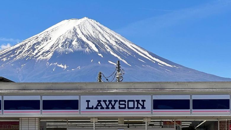Tourists have identified a new photo spot in Fujikawaguchiko after a barrier was erected to prevent tourists flooding the previous photo spot.