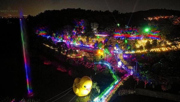 Sireh Park lights up during special events like the Enchanted Garden Rainbow Light Festival, featuring vibrant displays of illuminated flowers, creating a magical night-time atmosphere​