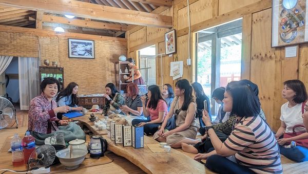 At Mungyeong Saejae, visitors can attend complimentary Omija tea tastings to learn more about this traditional beverage.