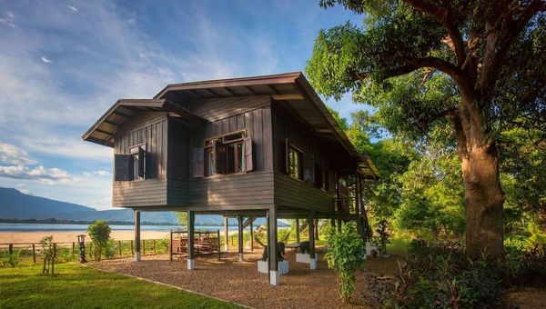 At La Folie Lodge, you can opt for Ban Lao, a traditional wooden house rescued from a neighbouring village on the brink of demolition and now relocated within the resort.
