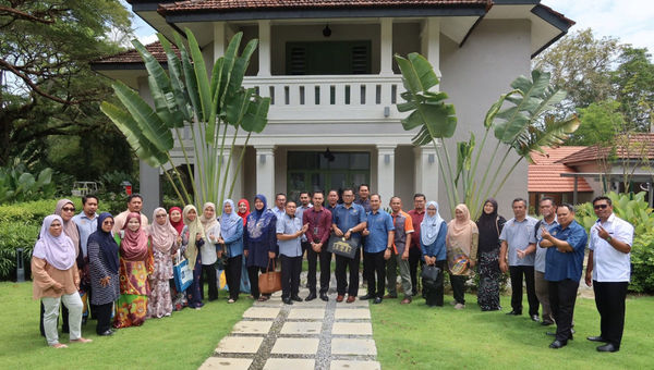 The Kedah Digital Library is located the city's largest park, boasting beautiful surroundings and practical facilities, including private discussion rooms and VR.