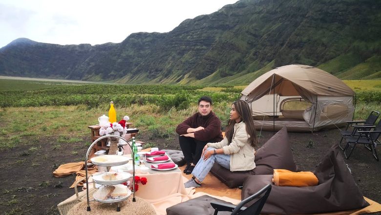 Instead of just rushing from one iconic site to another, the travel experience in East Java can be enhanced by immersing travellers in nature with picnics at scenic spots like Love Hill or Savannah Hill.