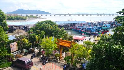 The Sam Poh Footprint Temple is a charming Chinese temple by the sea, nestled in a quaint fishing village in Batu Maung, at Penang Island’s far end.