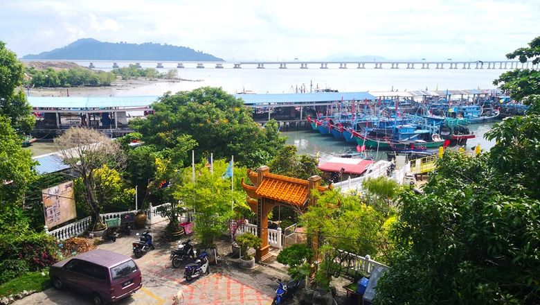 The Sam Poh Footprint Temple is a charming Chinese temple by the sea, nestled in a quaint fishing village in Batu Maung, at Penang Island’s far end.