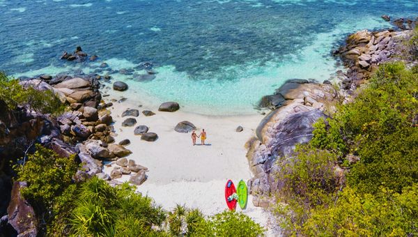 Travellers visiting Koh Lipe can expect turquoise waters, vibrant coral reefs, snorkelling, laid-back beach vibes, island-hopping, fresh seafood, friendly locals, and stunning sunsets every evening.
