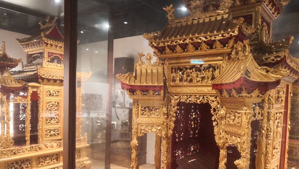 Artefacts such as ceremonial sedan chairs add charm to the tour narrative.