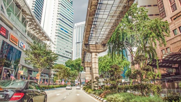 马来西亚的自动旅游业使旅行者能够以自己的步伐探索该国的各种景观和景点，并通过发达的高速公路连接主要城市和风景秀丽的目的地。