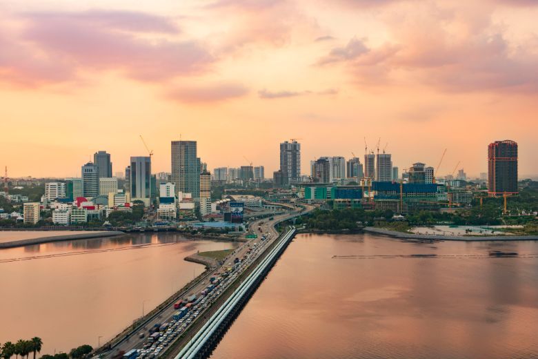 Singapore, Malaysia agree to allow cross-border travel for some residents and business travellers. Credit: Kinsei-TGS/Getty Images