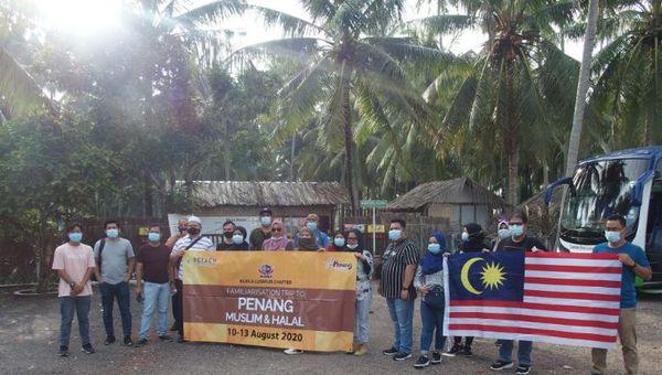 The 18 travel agents from MATTA Kuala Lumpur Chapter posing at the entrance of Homestay Kampung Agong. And as per the new normal – masked!