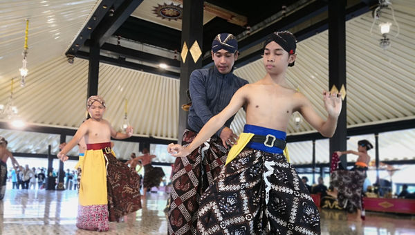 The Kraton Ngayogyakarta Hadiningrat, Yogyakarta's royal palace, showcases Javanese architecture, traditional performances, and cultural exhibits, offering a glimpse into the city's rich royal heritage.