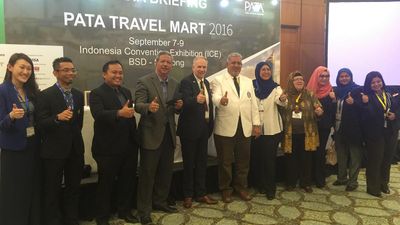 Datuk Seri Mirza Mohammad Taiyab, director general of Tourism Malaysia (in white) with Dr Mario Hardy, CEO of PATA, along with delegates from Malaysia at PATA Travel Mart 2016.