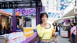 Visitors can expect a vibrant atmosphere, diverse local dishes, live music, fun games, and memorable photo opportunities at the Broadway Macau Food Festival.