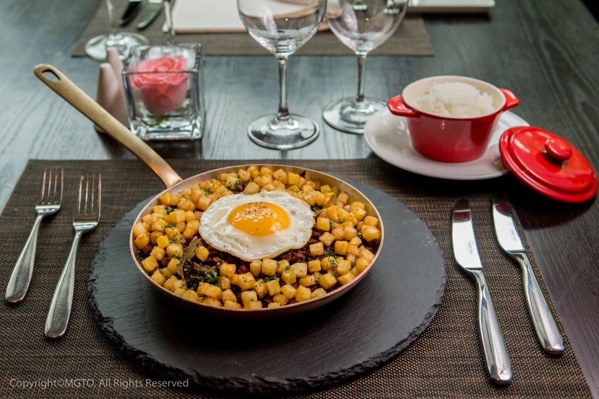 Minchi, a Macanese favourite.