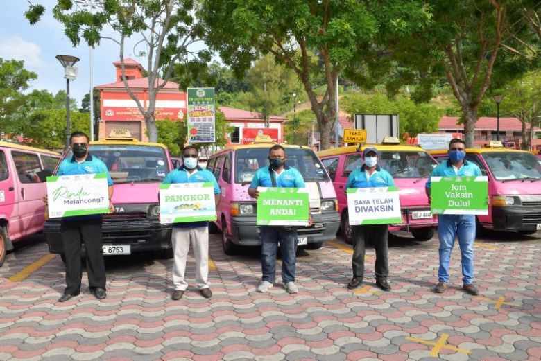 MOTAC collaborates with PETEKMA Pangkor Island Branch to facilitate the movement of villagers to receive their vaccines.