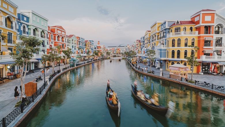 Travellers do not necessarily need to fly directly to Phu Quoc to enjoy the visa-free exemption. Featured: Grand World Phu Quoc