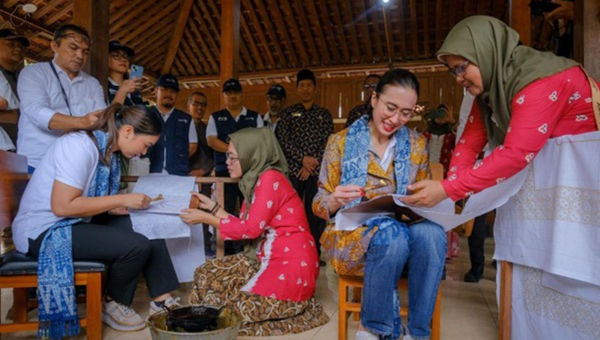 The Indonesian government urges tourism players to explore and promote tourism villages to evenly distribute economic benefits, reduce dependence on the manufacturing export sector, and tap into untapped tourism potential. The Indonesian government urges tourism players to explore and promote tourism villages to evenly distribute economic benefits, reduce dependence on the manufacturing export sector, and tap into untapped tourism potential.