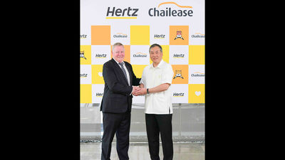 Eoin MacNeill (left), vice president, Hertz Asia Pacific, with Andre J.L. Koo (right), Chairman of Chailease Group.